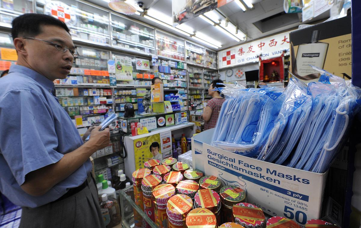 Mainland Chinese Snapping Up Medicines in Hong Kong
