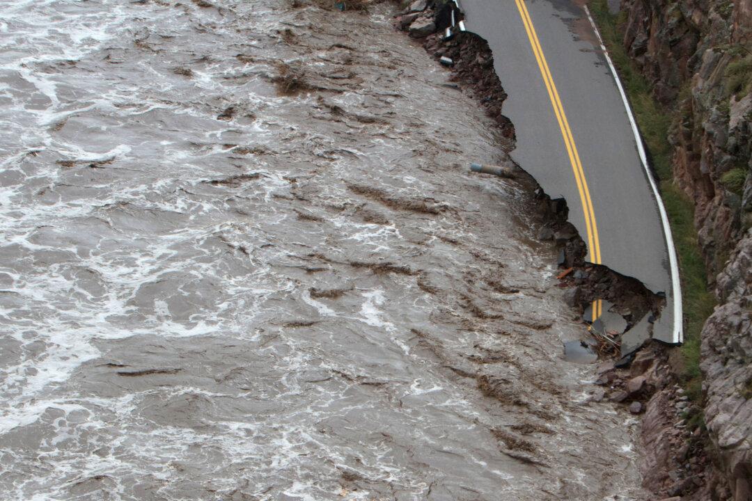 Estes Park: Roads Crumble in Colorado Town (+Photos)