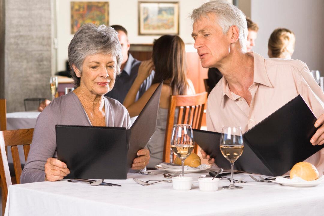 Eating Out? 5 Tips on How to Avoid GMOs