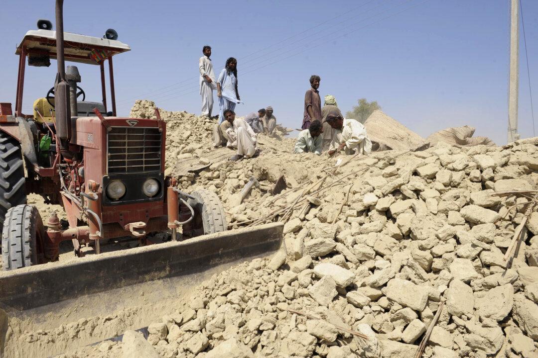 Pakistan 7.7-Magnitude Earthquake Death Toll Jumps to 327