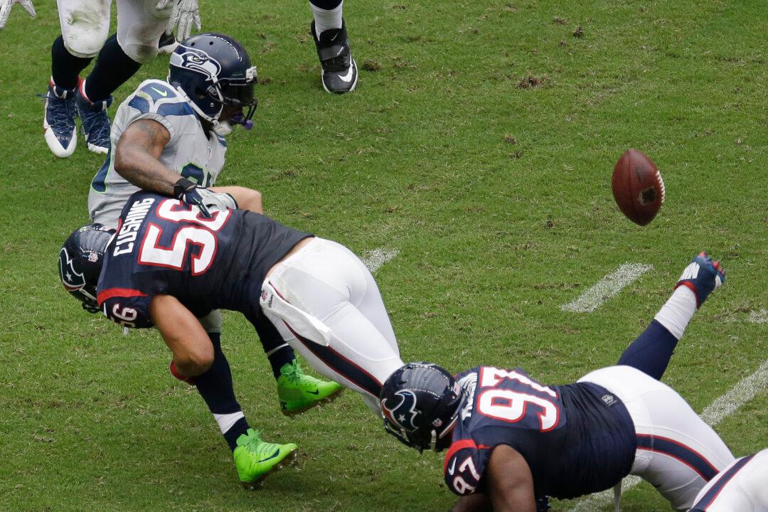 Brian Cushing Injured: Texans LB Taken to Locker Room, Concussion Possible