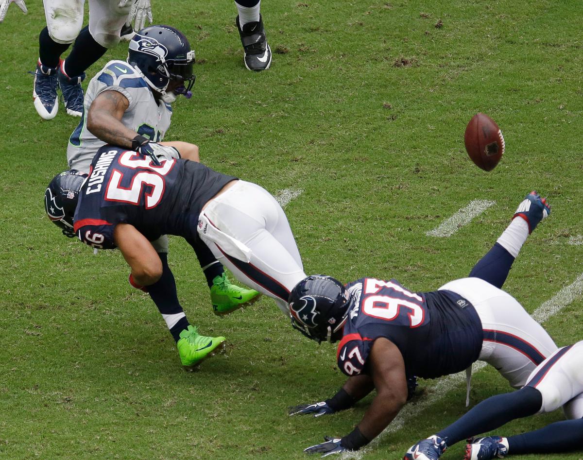 Brian Cushing Injured: Texans LB Taken to Locker Room, Concussion Possible