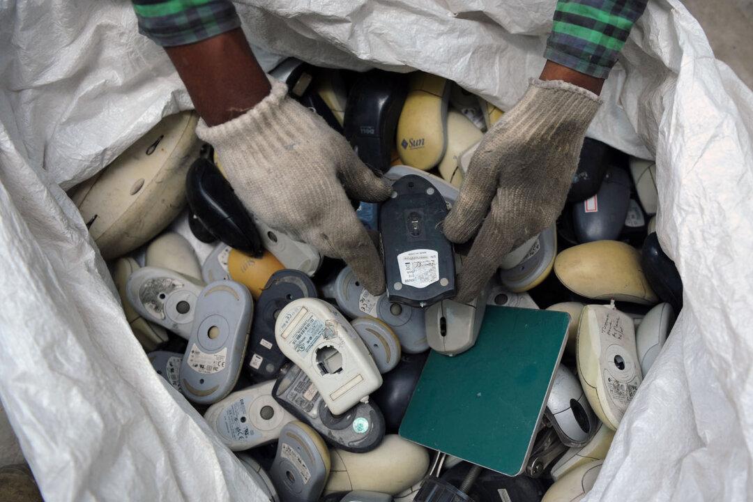Thousands of Child-Laborers Dismantle E-Waste in India’s Capital