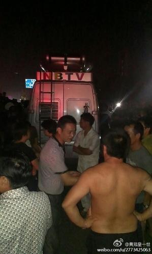 Lying Reporter Attacked by Victims of Floods in Eastern China (Photos)