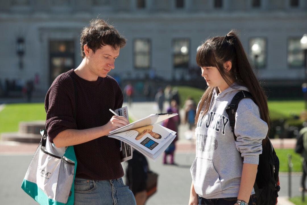 Columbia Students Sign to Stop Organ Harvesting in China