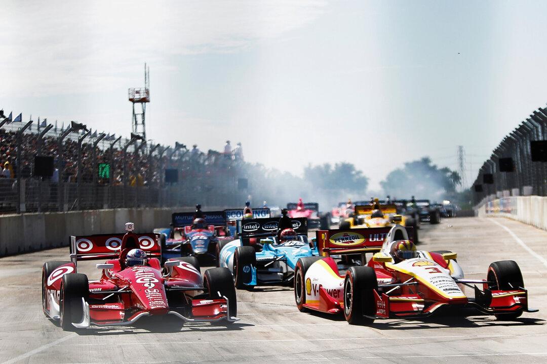 IndyCar: Dixon Takes Points Lead as Castroneves Breaks
