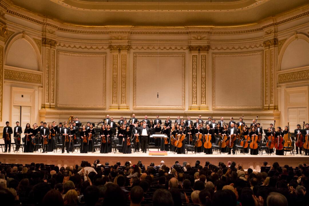 Fine Art Dealer Loves Shen Yun Symphony Orchestra