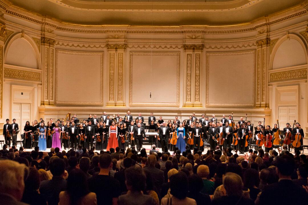 University Assistant Provost Brings 40 Students to Shen Yun Concert