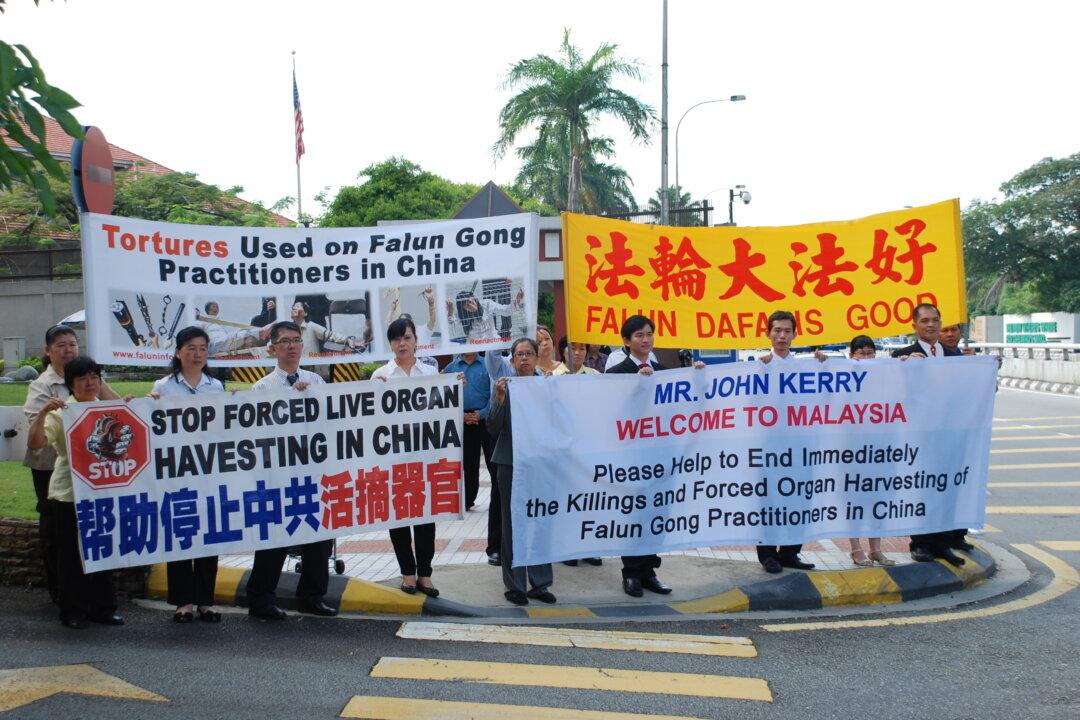 Malaysian Falun Gong Practitioners Have Message for John Kerry