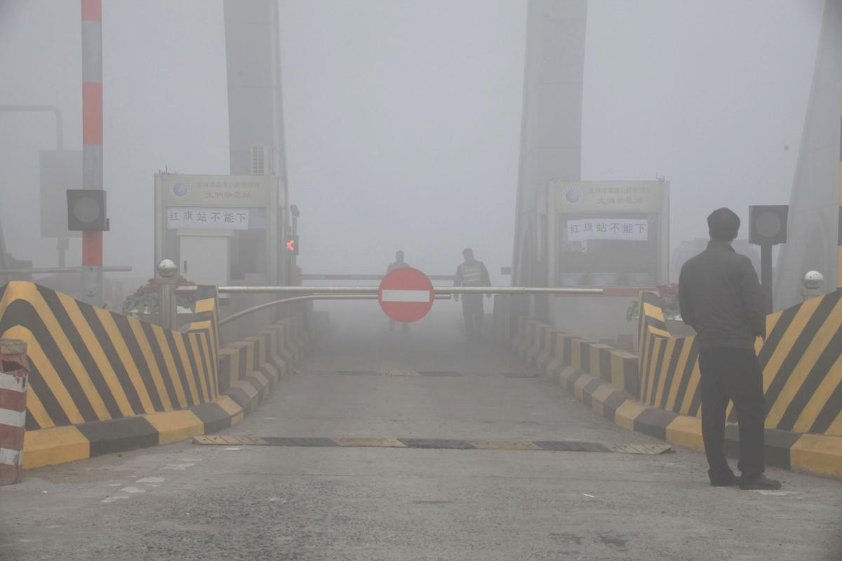 Highways Shut Down and Flights Delayed as Smog in China Reaches Hazardous Levels