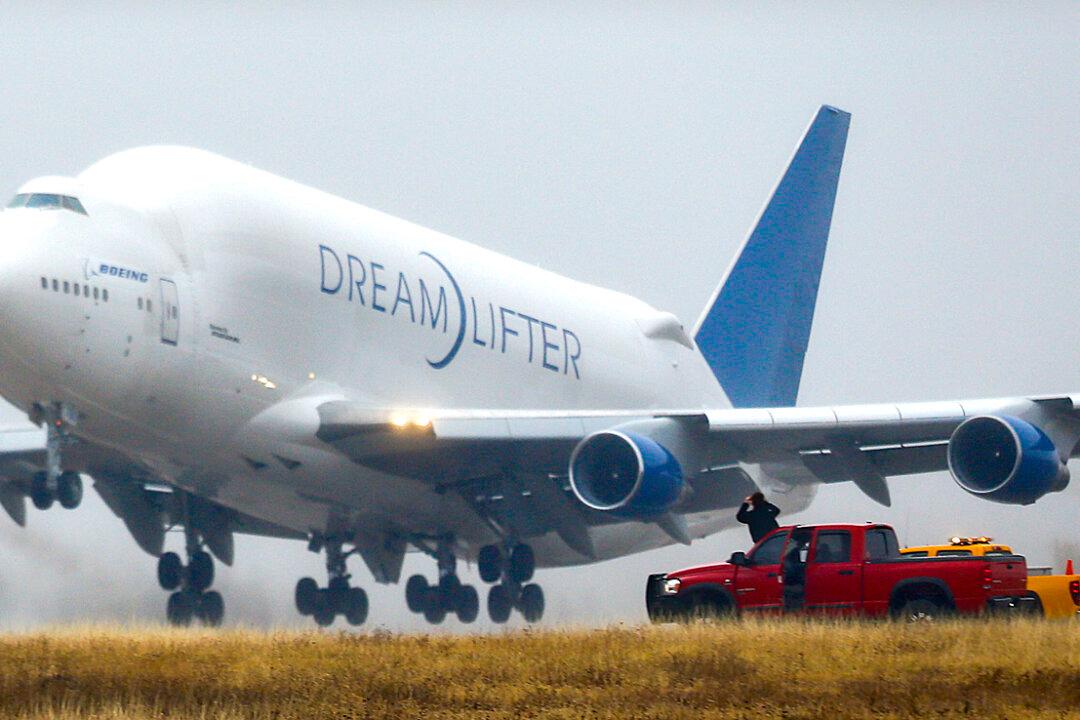 Boeing Dreamlifter Successfully Takes Off After Mistaken Landing