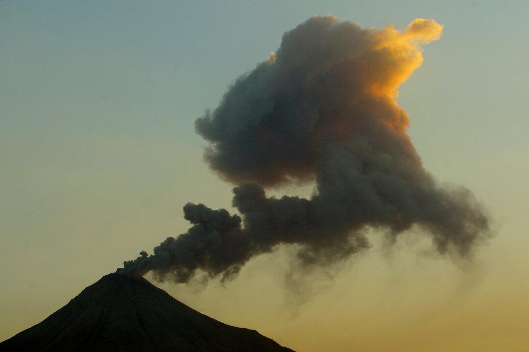 Photo Shows Lightning Flash in Volcano in Mexico