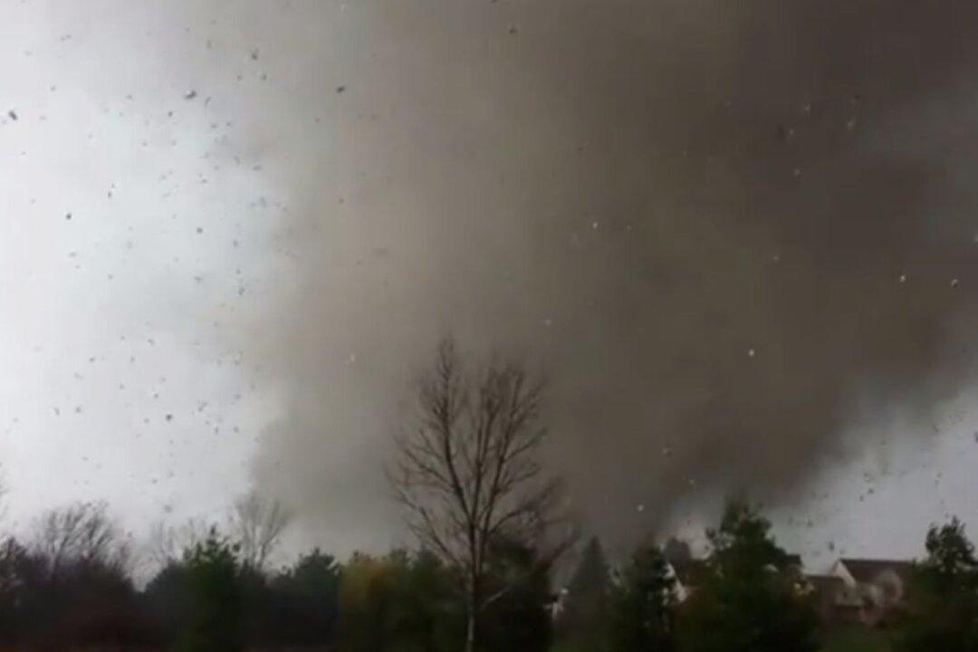Washington, Illinois: Tornado Captured in YouTube Video