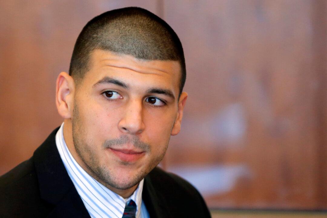‘Former NFL Star Aaron Hernandez Escapes Prison, Breaks in Tom Brady’s Home’ is Fake; Satire Story on Jail Break Impossible