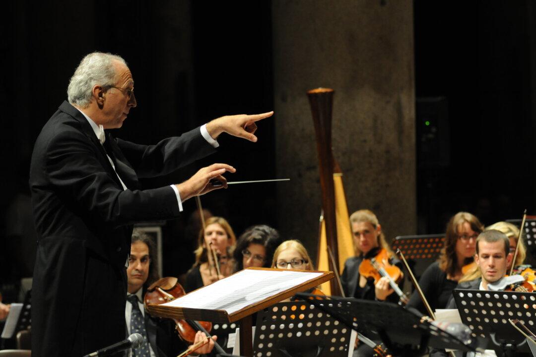 Conductor Uses Music to Teach Leadership Behavior