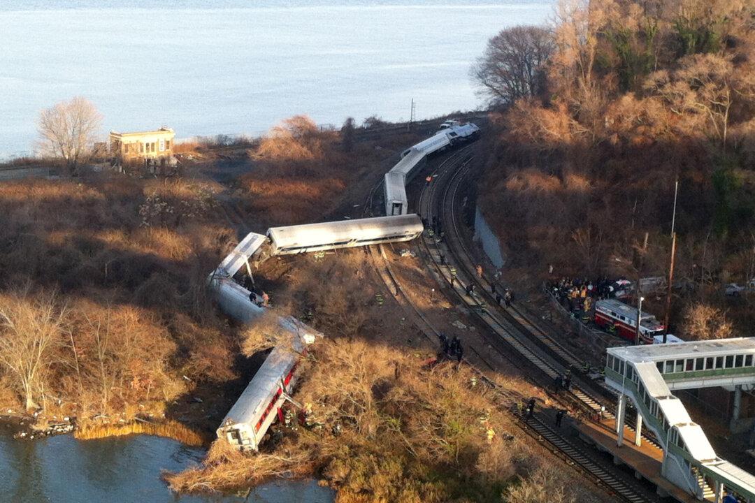 Bronx Metro-North Train Derails: 4 Dead, 63 Injured