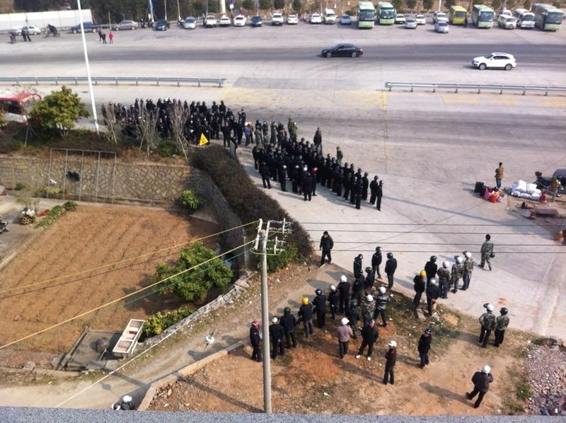 Large-scale Conflict With Armed Police Breaks Out in Aoshan, China (Photos)