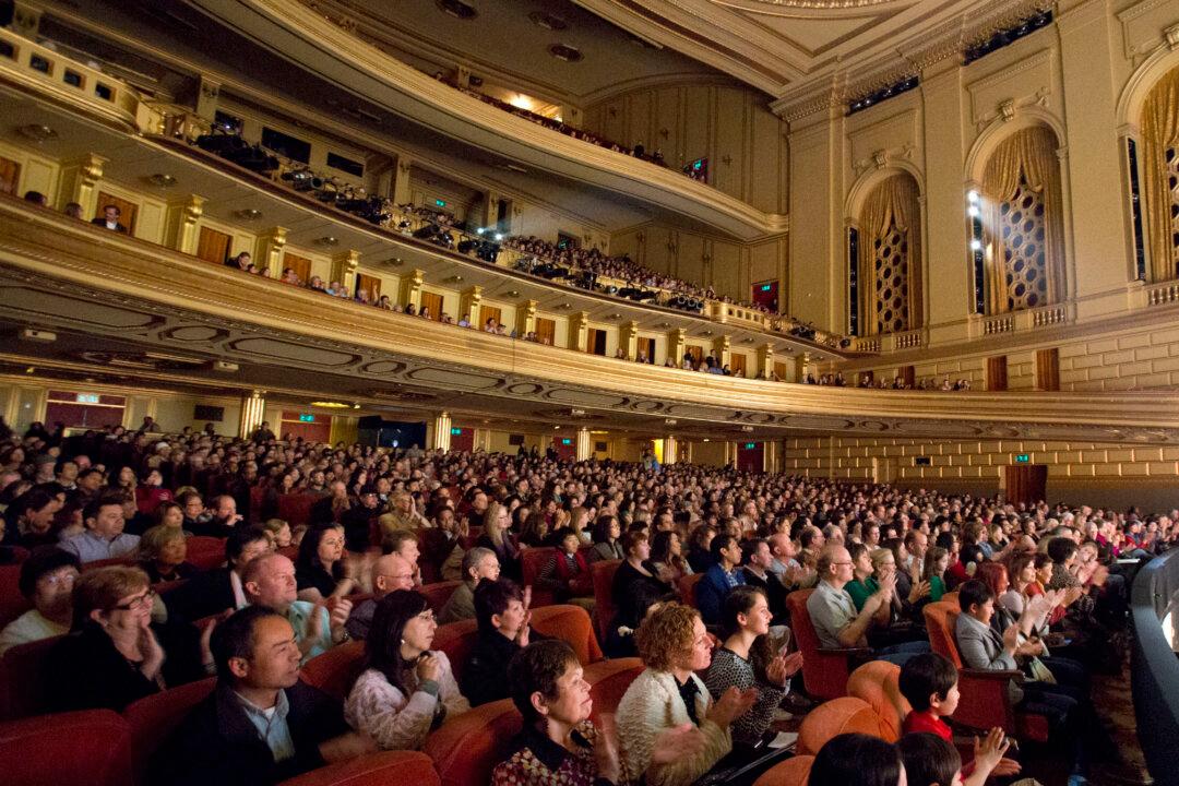 Chinese Woman Admires Shen Yun from the Bottom of Her Heart