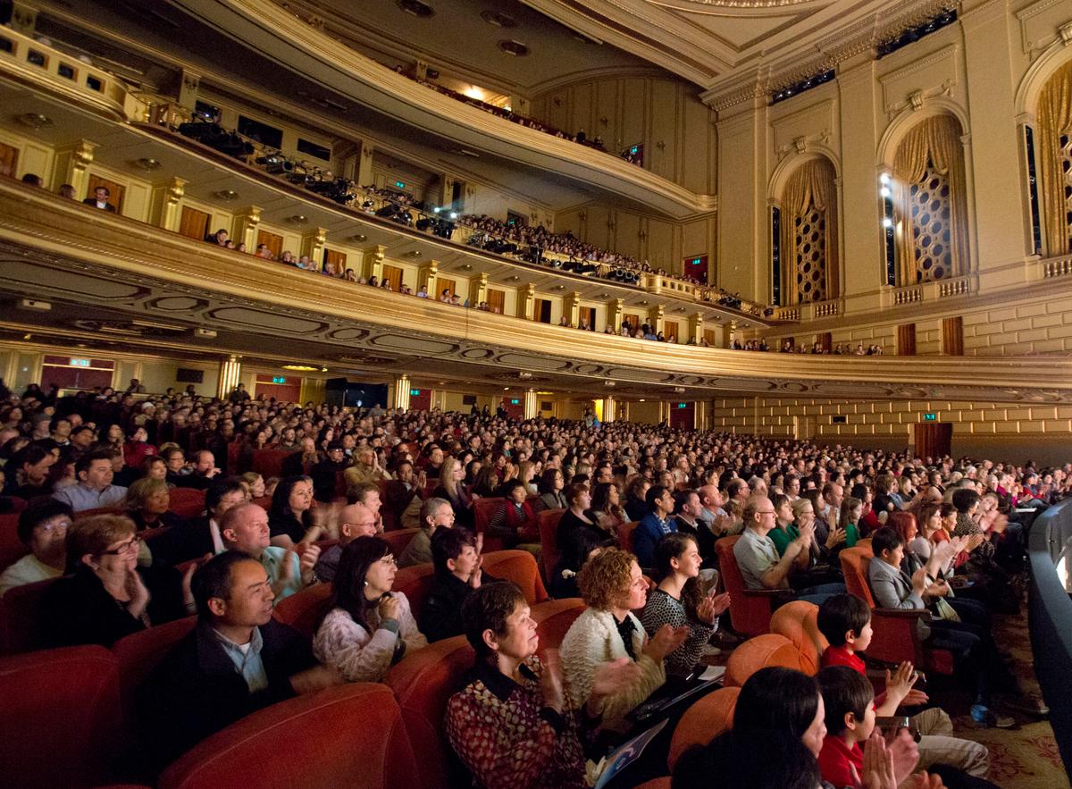 Chinese Woman Admires Shen Yun from the Bottom of Her Heart
