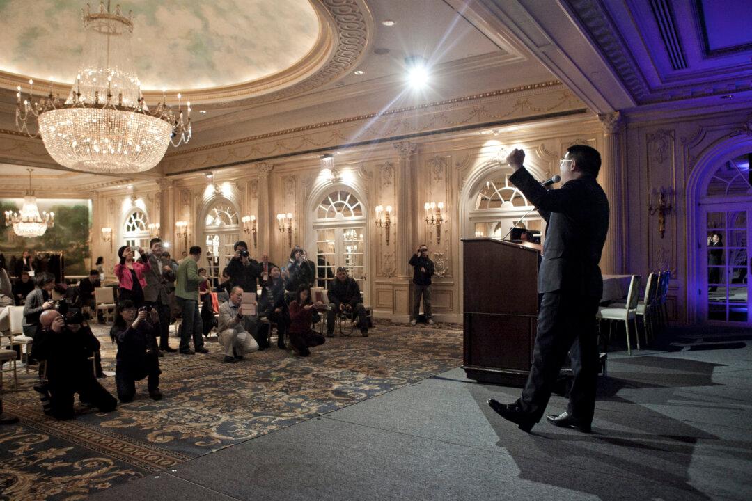 Why Is Chen Guangbiao, the Chinese Tycoon Who Wants to Buy the New York Times, Holding a Really Weird Press Conference?