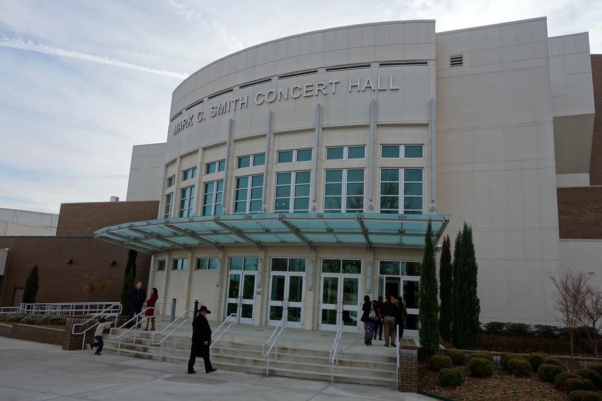 Principal Harpist: Wonderful Shen Yun Musicians