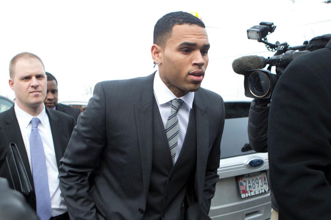Rihanna, Chris Brown ‘S xtape Leaked Today’ iPhone Video is a Survey Scam on Facebook