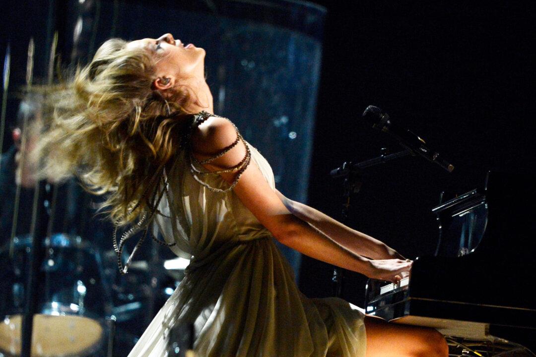 VIDEO: Taylor Swift Sings ‘All Too Well’ at the 2014 Grammy Awards (Watch Here)