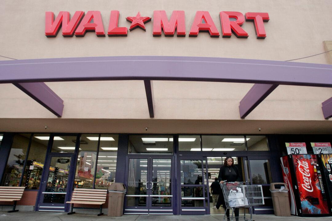 Police Searching for Suspects Who Tried to Kidnap Woman Near Walmart