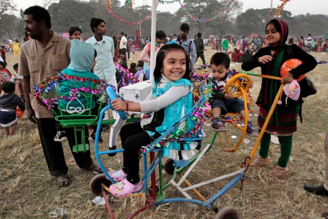 Happy New Year Images: Pictures Show People Celebrating Start of 2014