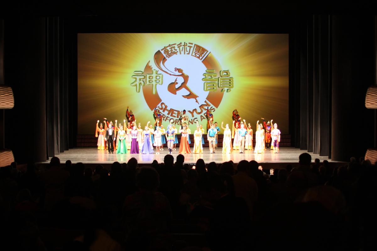Lockheed Martin Finance Director Awestruck by Shen Yun Dancers