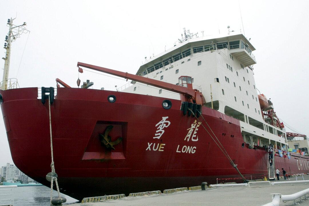 US Called to Rescue Chinese Ship Trapped in Antarctic