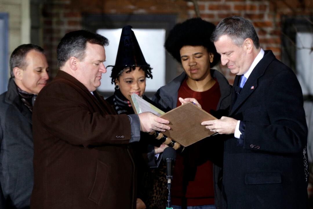 De Blasio to Be Sworn in as Mayor in City Hall Ceremony