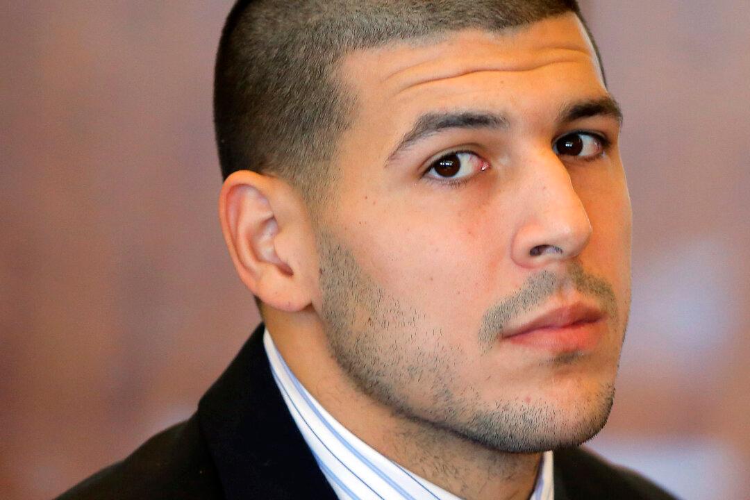 Aaron Hernandez Escapes ‘Prison’, Breaks in Tom Brady’s Home is a Hoax; Former NFL Star Really in Jail Fight