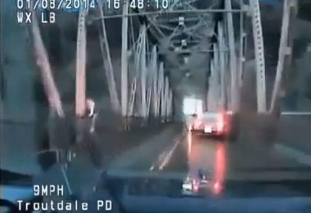 Woman Jumps From Bridge: Woman Survives Jump from Oregon Bridge (+Video)