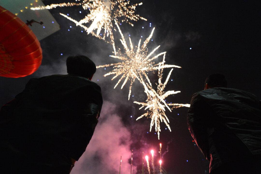 Chinese New Year Custom: Crush Poverty, Welcome Prosperity