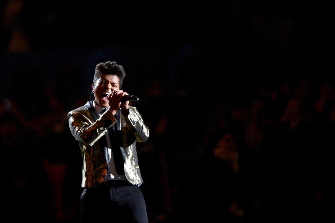 WATCH: Bruno Mars and Red Hot Chili Peppers at Super Bowl 2014 Halftime Show (+Photos)
