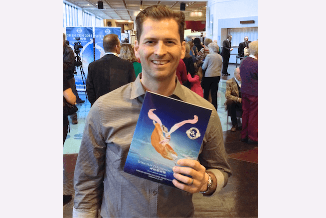 Newspaper Reporter Touched by Shen Yun Vocalists