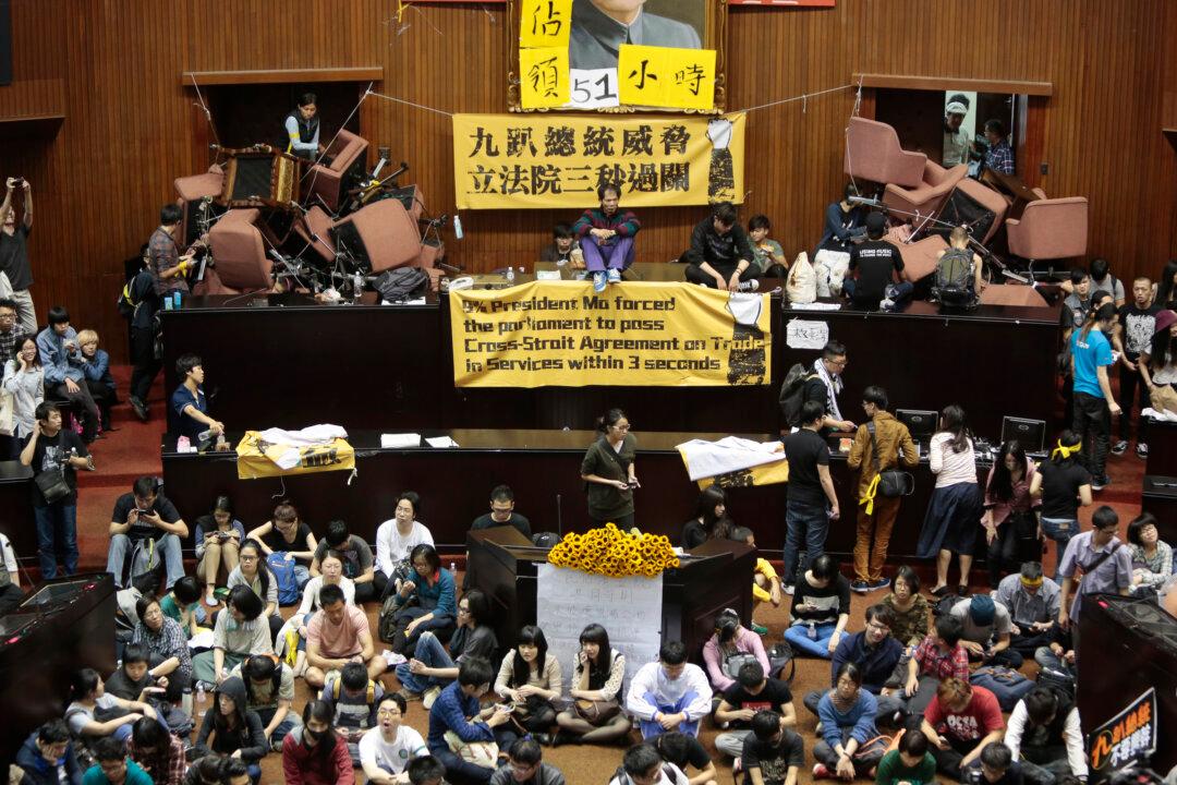 Taiwan Legislature Taken Over by Students Wary of China Trade Deal