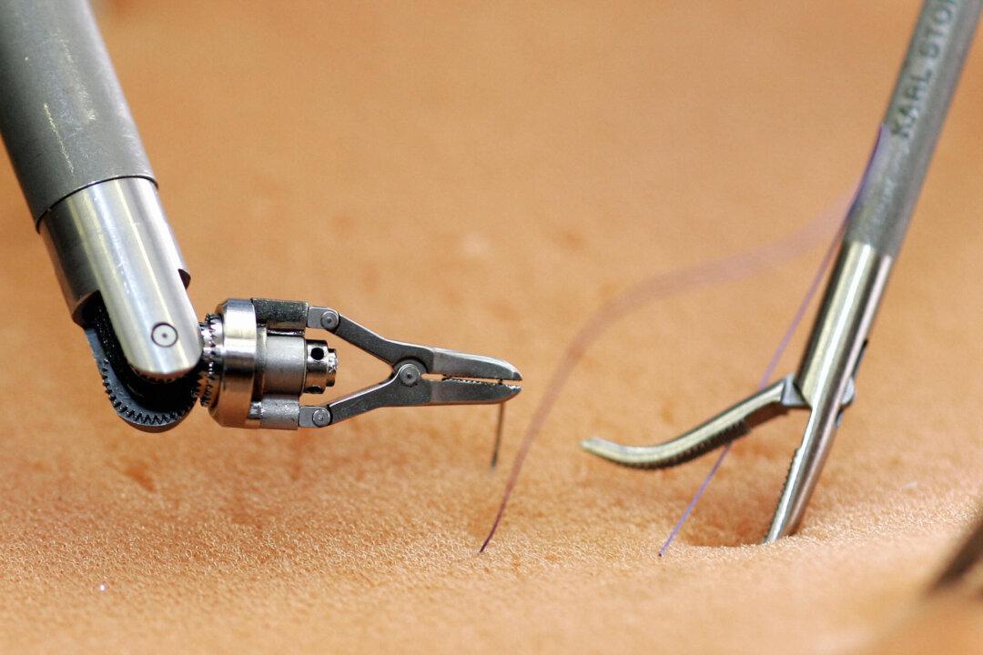 Ad Endorsing da Vinci Robot Violated U of Illinois Policies, Review Finds