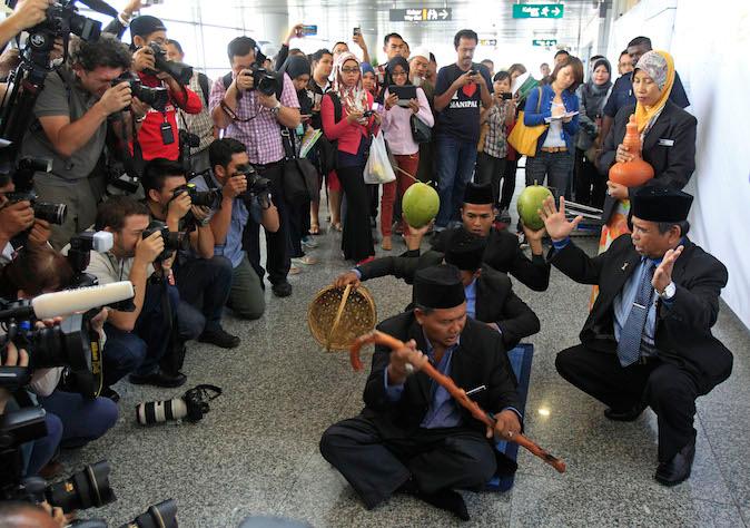 Malaysia Airlines Missing Flight MH370: Malay Shaman ‘Helps’ Rescuers, Makes Prediction
