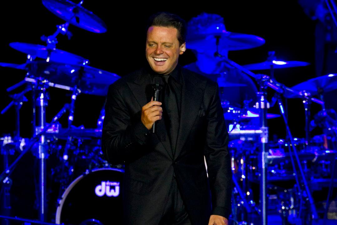 Luis Miguel Dies? Nope, Mexican Singer Isn’t Dead; ‘RIP’ Rumors Appear On Twitter