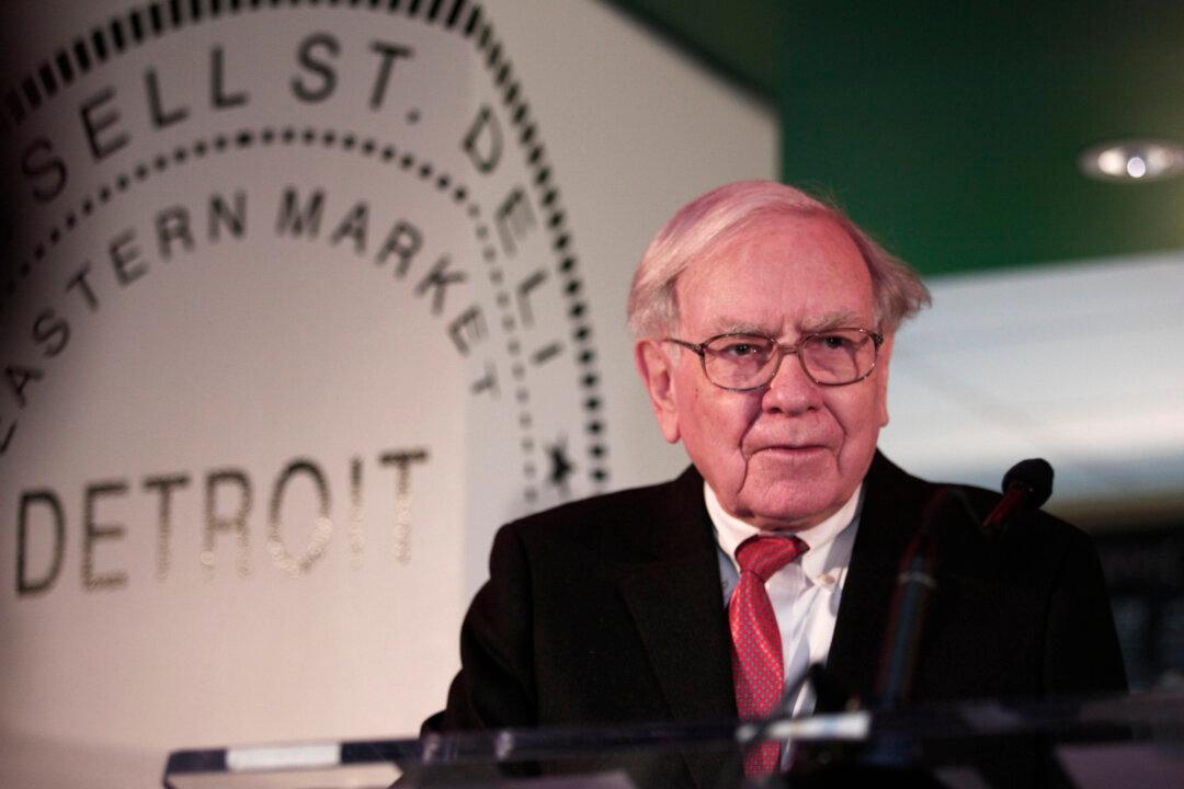 Warren Buffett Defends Kraft, Says Wells Fargo Made ‘Big Mistakes’
