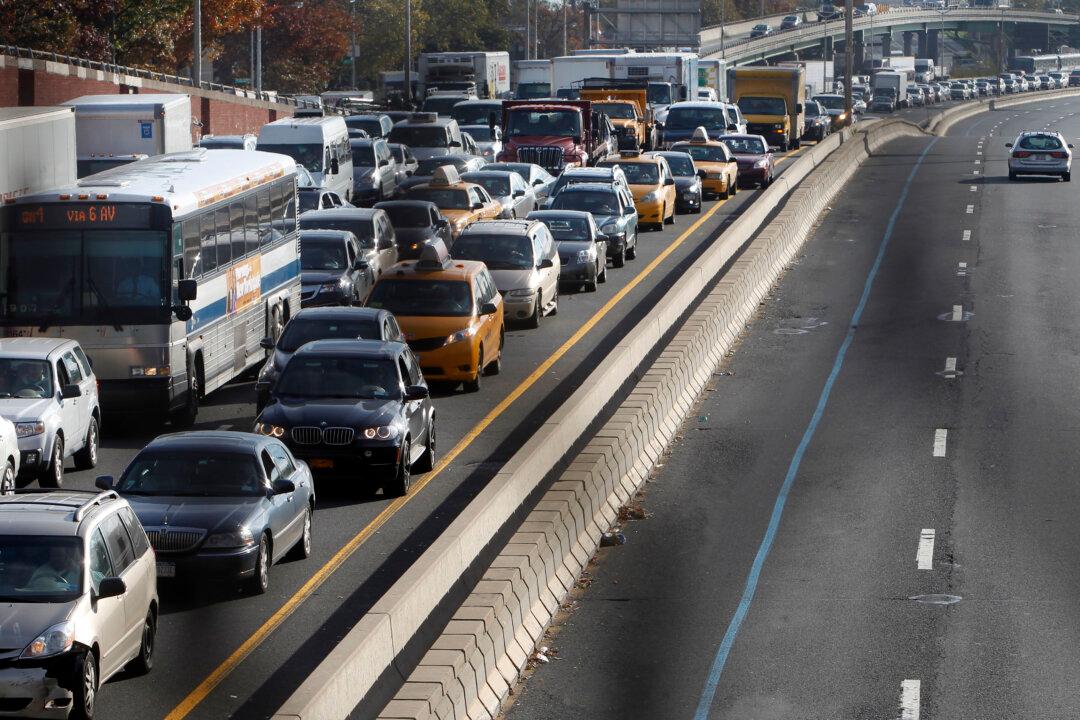 Poll: New Yorkers Split on East River Bridge Tolls