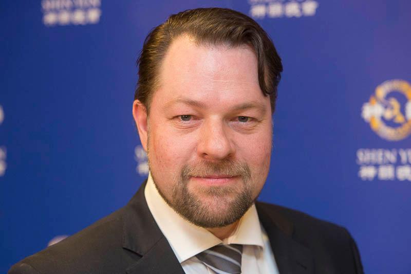 Stage Designer Says Shen Yun Has Wow Factor