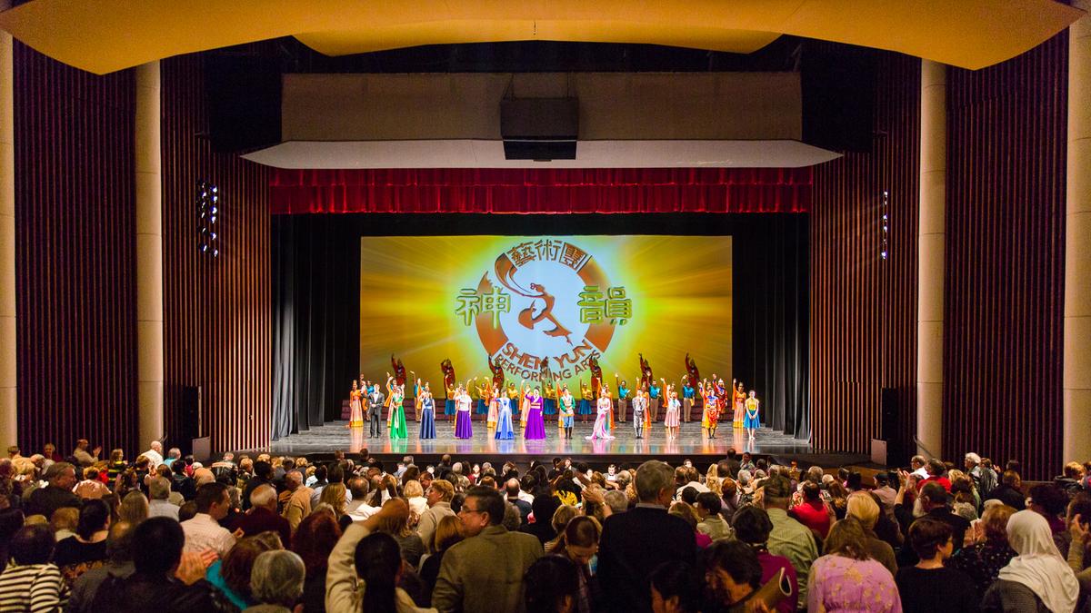 Shen Yun Amazes Illinoisans With Grace and Beauty