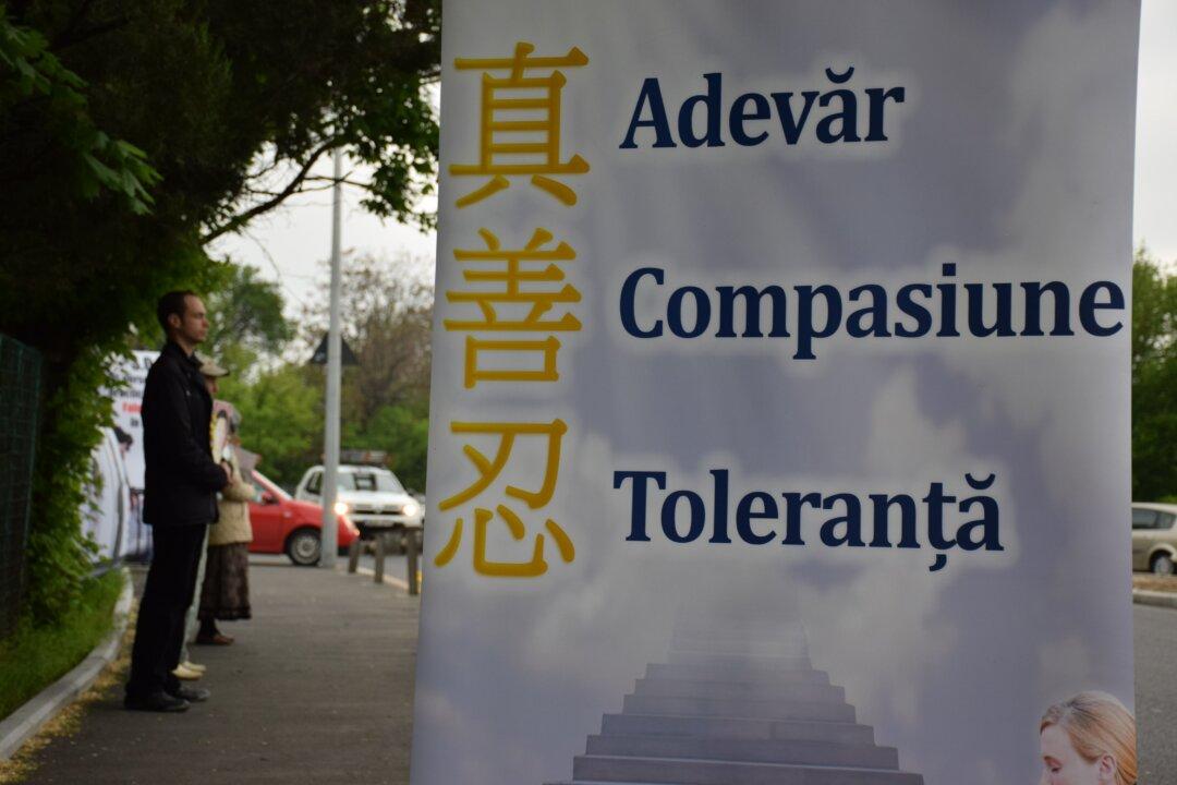 Overcoming Fear With Fortitude: Falun Gong Practitioners Commemorate April 25
