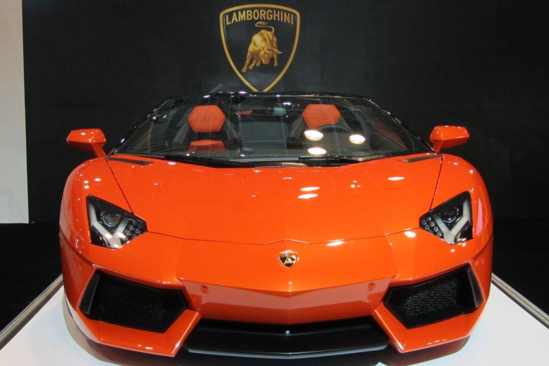 Lamborghini Crashes Into Police Car in Chicago, Officer Injured