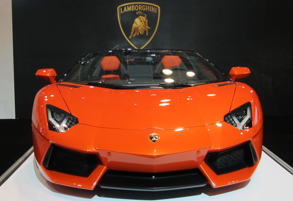 Lamborghini Crashes Into Police Car in Chicago, Officer Injured