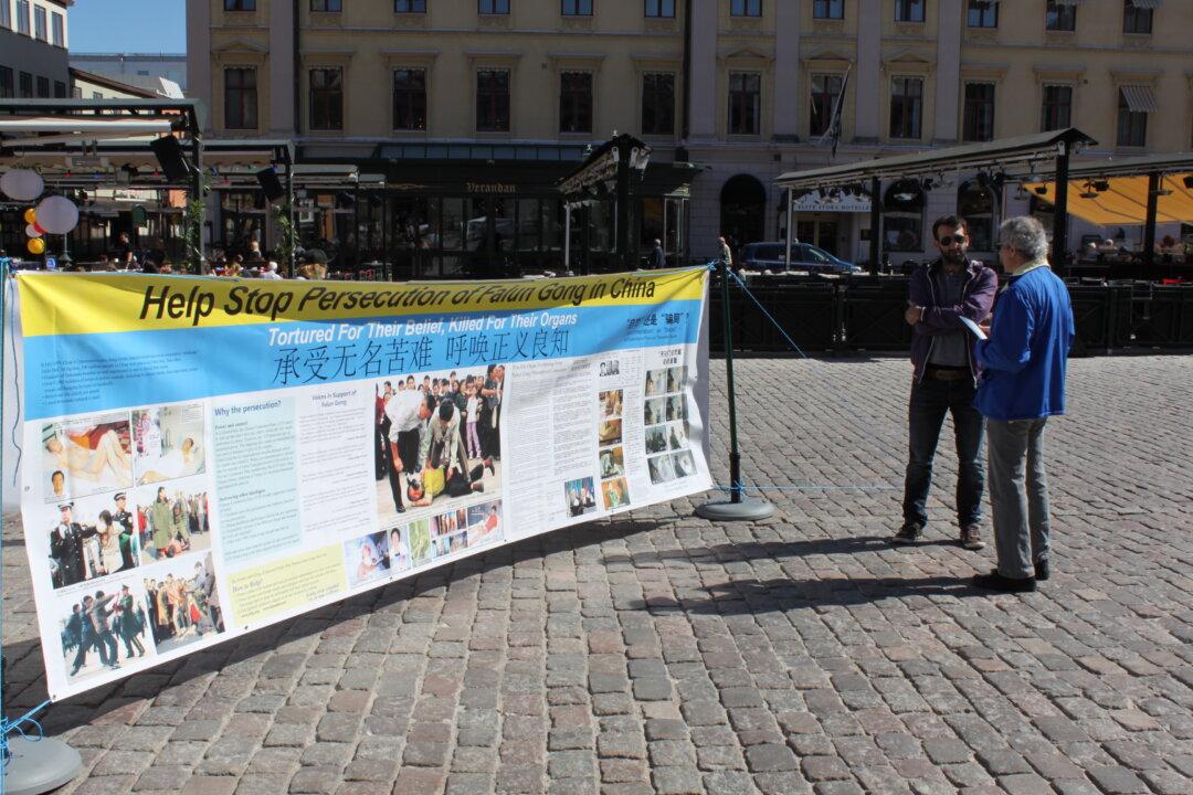 Falun Gong Practitioners Mark April 25 in Linkoping, Sweden