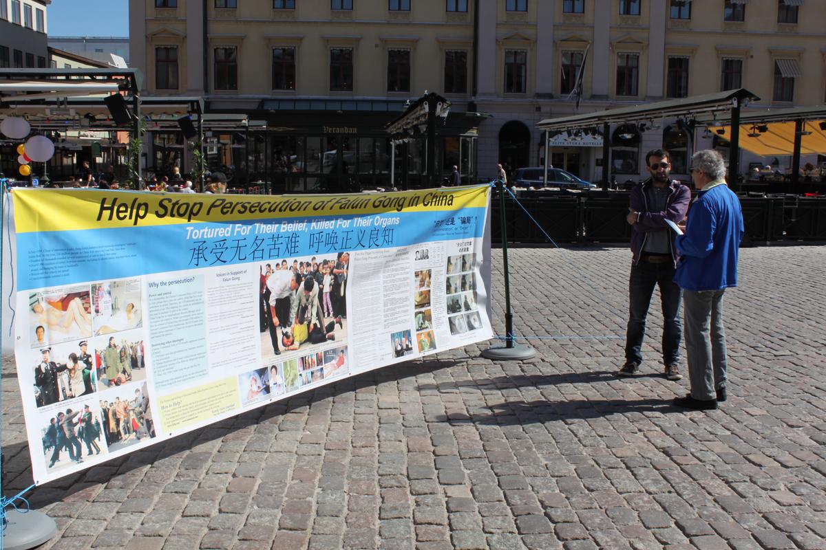 Falun Gong Practitioners Mark April 25 in Linkoping, Sweden
